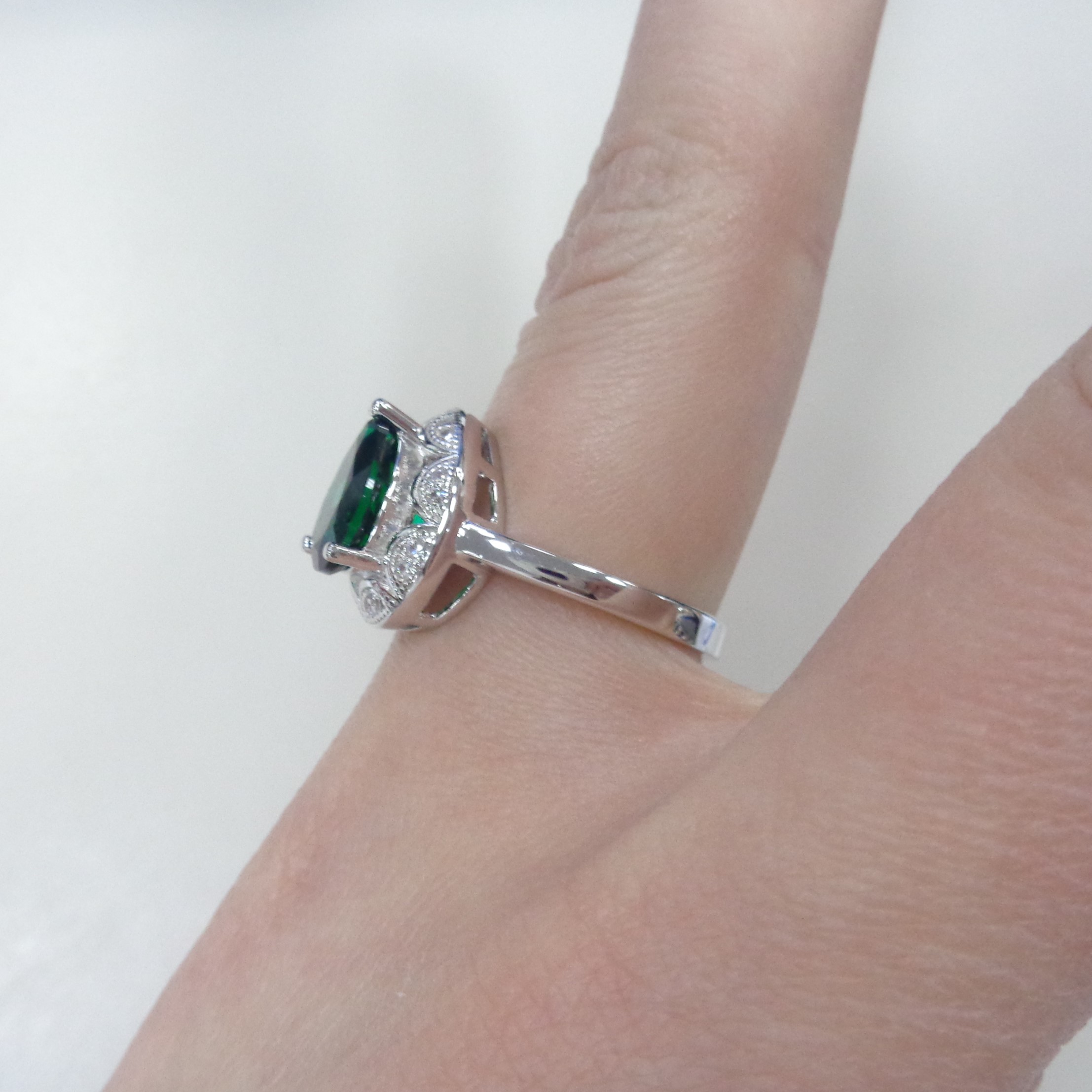 Серебряное кольцо с выращенным изумрудом